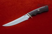 Нож Охотник М изготовлен из высококачественной нержавеющей стали 95Х18, чёрный граб