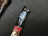 Нож сталкер из S390 (Макуме, стабилизированный зуб мамонта, рог буйвола, скрим шоу, мозаичный темлячный пин, формованные ножны ручной работы с рисунком)