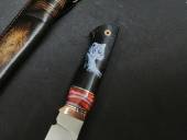 Нож сталкер из S390 (Макуме, стабилизированный зуб мамонта, рог буйвола, скрим шоу, мозаичный темлячный пин, формованные ножны ручной работы с рисунком)