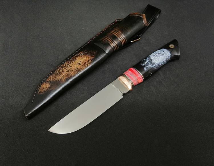 Нож "Сталкер" из S390 (Макумэ'', стабилизированный зуб мамонта, рог буйвола, скрим шоу, мозаичный темлячный пин, формованные ножны ручной работы с рисунком)
