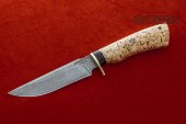Нож Турист  2 имеет лезвие из дамасской стали, которая известна своей прочностью и долговечностью, карельская берёза.